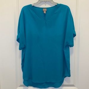 CHICO’S BLUE V-NECK SHORT SLEEVE BLOUSE SIZE 2 (LARGE)